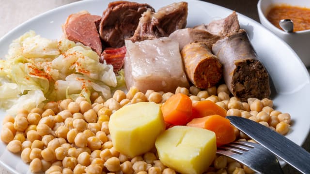 Cocido de puchero en chimenea de leña (p.p) - La Bodeguita del Arte Retiro, Madrid