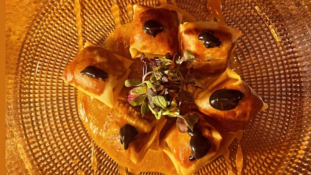 Ravioli crujiente de bogavante con un toque de all i oli negro - FISH