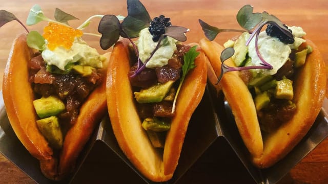 Pan bao con tartar de atún bluefin y aguacate  - FISH, Barcelona