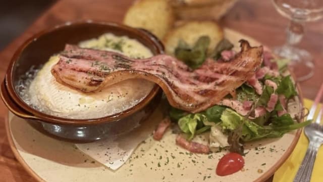 Camembert Rôti et son maigre de cochon - La Gouaille, Toulouse