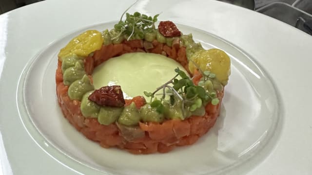 TARTARE DI SALMONE SELVATICO CON GUACAMOLE - 1990 Accademia Del Gusto, Rome