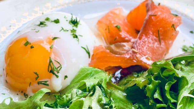 Oeuf parfait sur crème aux épinards et saumon fumé - Le Coin Pop, Paris