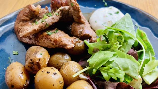 Brochette De Bœuf (*), Sauce chimichuri et Grenaille Rôties Au Thym Et À L’ail - Le Coin Pop