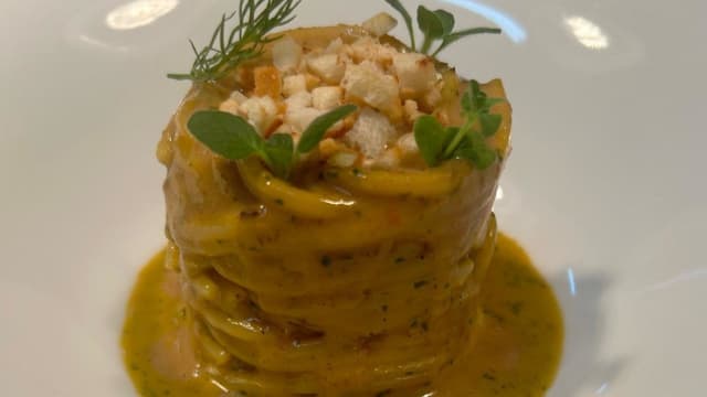 spaghetti con anemoni, scuncilli e ricci di mare - Villa Ischia Restaurant