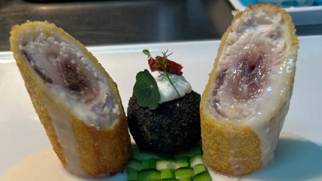 Ricciola in crosta di pane, limone, vellutata di provola e melanzane al carbone vegetale - Villa Ischia Restaurant