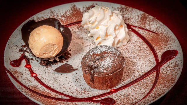 Fondant au chocolat janduja, glace vanille - La Brasserie d’Henriette