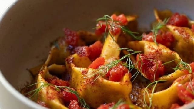 Tortello con stracotto di cinturello e cipolla con pomodoro leggermente piccante  - Mercato Vianova, Perugia