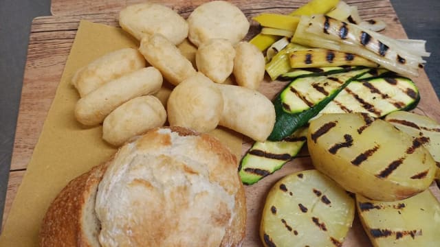 Scrigno di pane con fonduta di toma di Gressoney, verdure e affettati - Route25