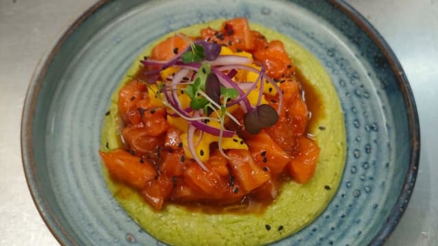 TARTAR DE SALMÓN SOBRE CREMOSO DE AGUACATE Y VINAGRETA SUAVE DE MANGO - Bocanegra Madrid, Madrid