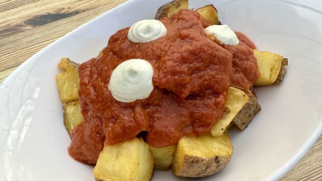 PATATAS CON SALSA BRAVA DE SOBRASADA IBÉRICA Y ALIOLI DE AJO ASADO - Bocanegra Madrid, Madrid