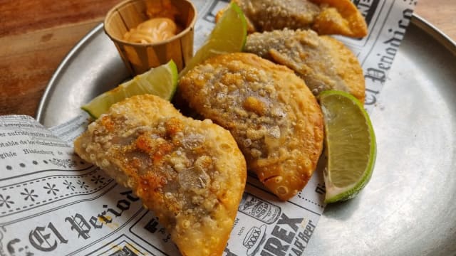 EMPANADILLAS DE RABO DE TORO CON MAYO DE PIMENTÓN DE LA VERA (4 UD) - Bocanegra Madrid, Madrid