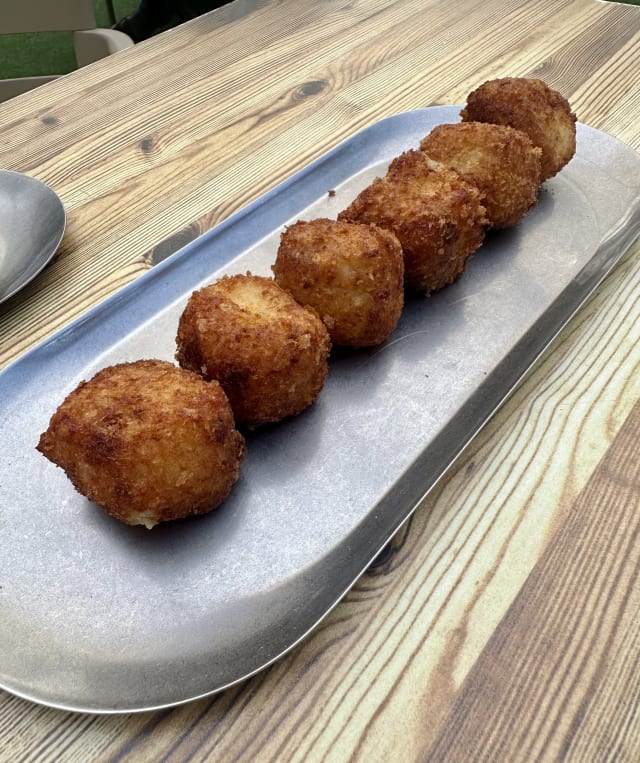 CROQUETAS CREMOSAS DE JAMÓN IBÉRICO CON SALSA MAYO CHIPOTLE - Bocanegra Madrid, Madrid