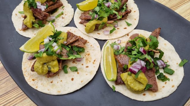 TACOS DE TERNERA ASADA CON SALSA VERDE DE AGUACATES TATEMADOS (4UD) - Bocanegra Madrid, Madrid