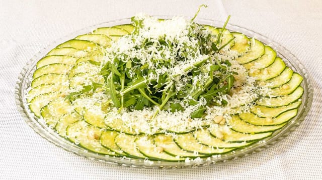 Carpaccio de calabacín ecológico con pesto, rúcula y piñones - Verdura y Brasa