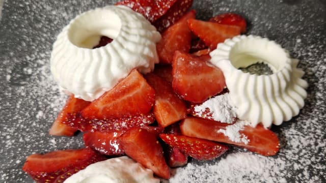 Yogurt greco, anacardi e coulis di frutti rossi - Pastasciutta, Civitanova Marche