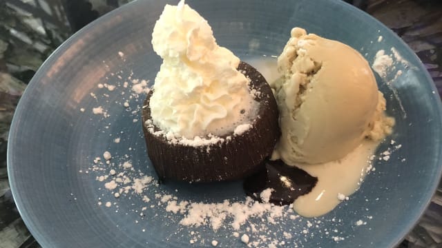 Mi-cuit au chocolat et sa glace pistache - Miam, Paris