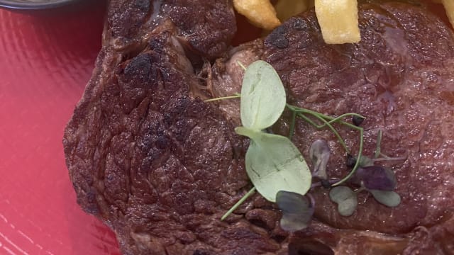 Noix d'entrecôte d'Argentine, frite maison sauce tartare - Miam, Paris