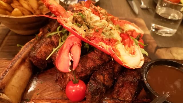 Surf & turf van tomahawk & kreeft ( for two) - Het Zuiden Fish&Wine - Steak&Beer, Utrecht