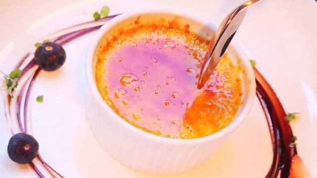 Crème brûlée aan tafel gekarameliseerd  - Het Zuiden Fish&Wine - Steak&Beer