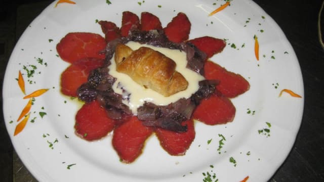 Filetto di bue con bocconcino salato su fonduta di formaggio e radicchio trevisano marinato - Trattoria Locanda alla Rosa