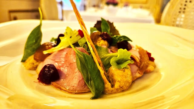 Il vitello tonnato: girello di vitello in dolce cottura, salsa tonnata con ventresca di tonno, barbabietola e scalogno all’agrodolce - Giotto al Bristol Palace