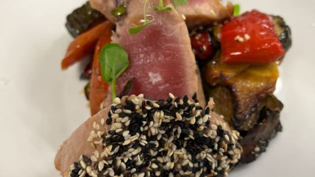 tataki di tonno con le sue verdure - Il Tarantella Marina di Scarlino