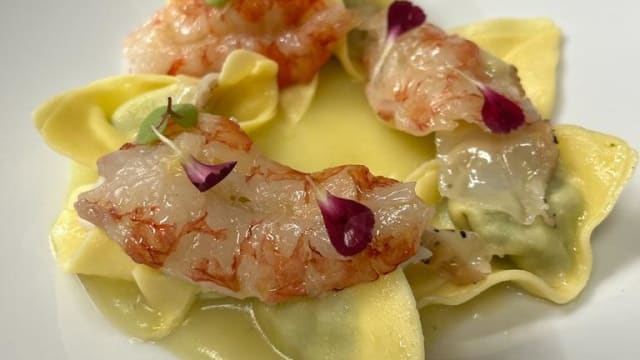 Ravioli alla maremmana con  gambero crudo, lardo di colonnata su crema di patate - Il Tarantella Marina di Scarlino