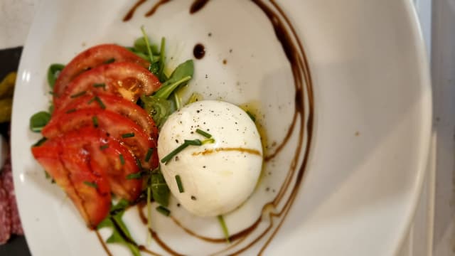 Burratina crèmeuse des Pouilles sur lit de salade et tomates - Le Duo D&S, Paris