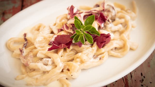 Strozzapreti con fonduta di parmigiano, radicchio e salsiccia - Agriturismo Le Margherite