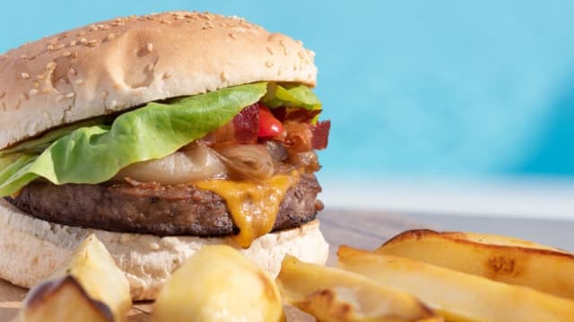 Hamburger servito con patate al forno  - Agriturismo Le Margherite, Cesenatico