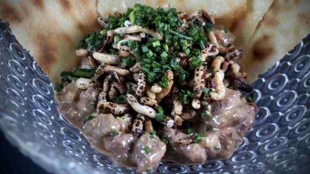 Steak tartar cremoso de ternera Gallega con pan Carasatu y rabanitos - Arume