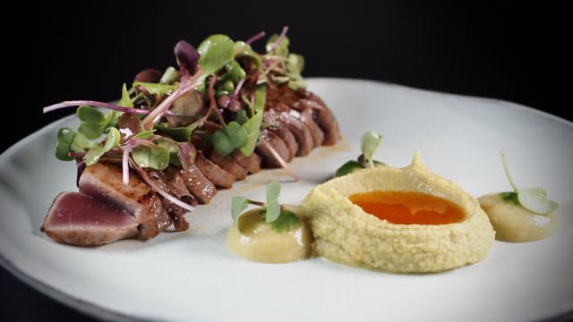 Atún soasado, aceituna gordal, hummus de cacahuete y cilantro - Arume, Barcelona