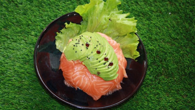 Chirashi salmon avocado - Hungry House, Lisbon