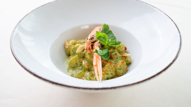 Gnocchetti caserecci, scampi, pesto di mandorle al profumo di basilico - Ristorante Ai Pini, Venice