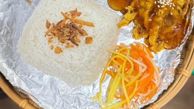 Cơm vịt chiên gión con arroz blanco - Vi Viet Comida Vietnamita Teatro Alicante