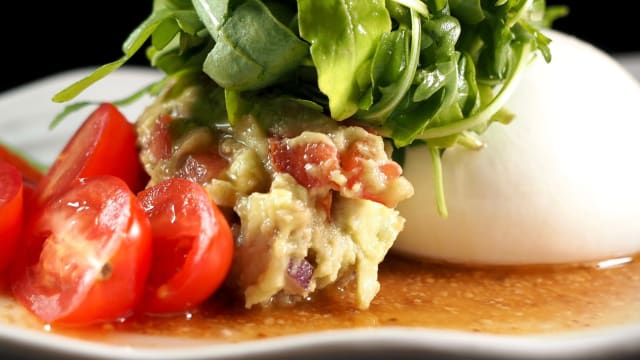 Burrata con tomates cherry, guacamole y vinagreta de frutos secos - Viana