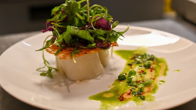 Poireaux vinaigrette, tuile de parmesan et salade de roquette ( veggie, gluten free) - Le Petit Médicis, Paris