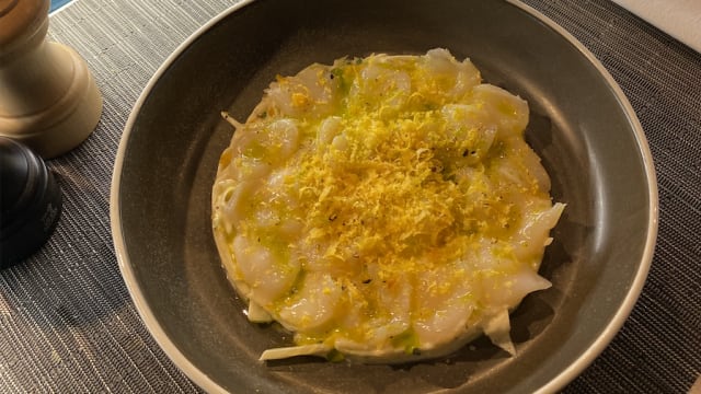 Noix de saint jacques marinées, céleri et pomme verte au corail, poutargue - Al Dente, Paris