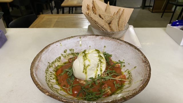 Burrata, Con Emulsión De Tomate, Picado De Almendras Y Ajo Negro, Rucula Y Cherrys. - Amasable, Alicante