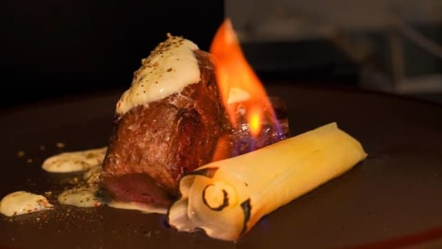 Filetto di maialino iberico, crema ai tre pepi e porro flambè - Sesto gusto bistrot