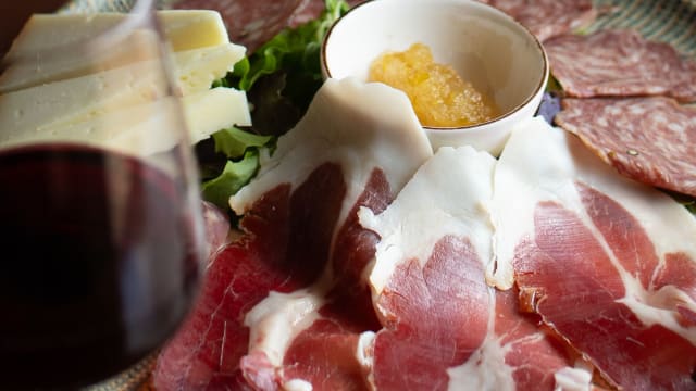 Selezione di affettati del salumificio renieri, pecorino di pienza, marmellata fatta in casa - Hostaria Terre Rosse, San Gimignano