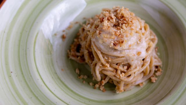 Spaghetti “aglio nero” alla chitarra fatti in casa, pane, burro e acciughe - Hostaria Terre Rosse