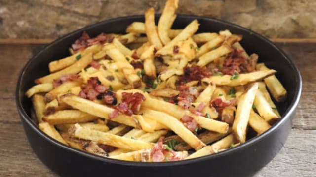 Cheesy bacon chips - B Perfect Burgers