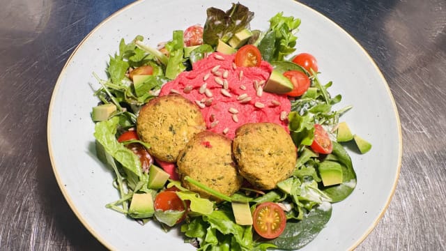 Falafel assados com hummus de beterraba, molho de tofú, tahini, hortelã e mix de salada - Água