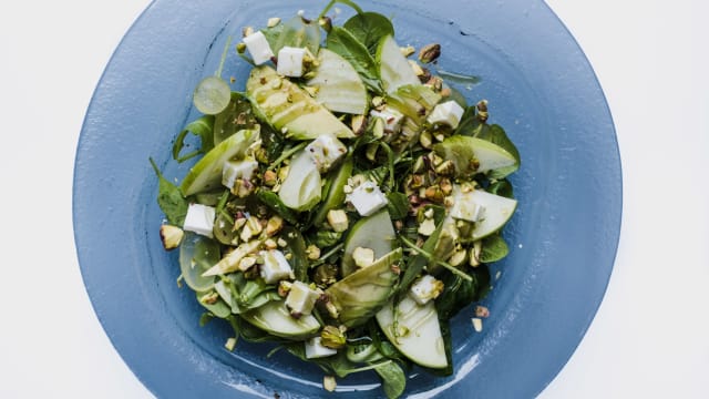 Ensalada verde de rúcula, escarola y canónigos con uvas, manzana verde, queso fresco, aguacate, pistachos y vinagreta de manzana verde. - Casa Alberola Lobster Bar