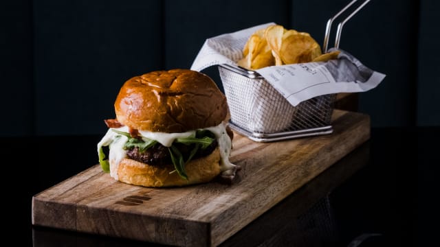 Hamburguesa de buey con rúcula, salsa de queso y bacon crispy - Casa Alberola Lobster Bar