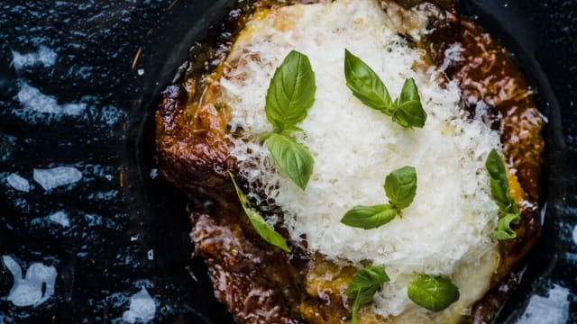 Parmigiana di melanzane- Lasaña de berenjena, tomate condimentado con albahaca, mozzarella y parmesano - Casa Alberola Lobster Bar