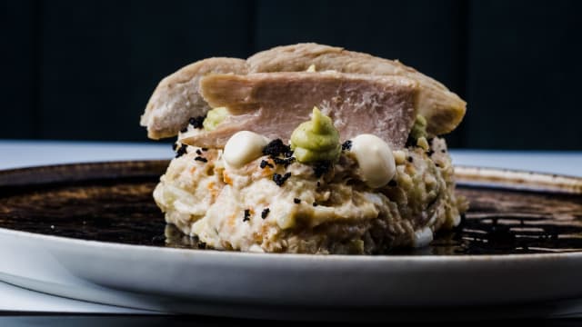 Ensaladilla rusa, crema de aguacate, lascas de ventresca de atún y tierra de oliva negra - Casa Alberola Lobster Bar, Alicante