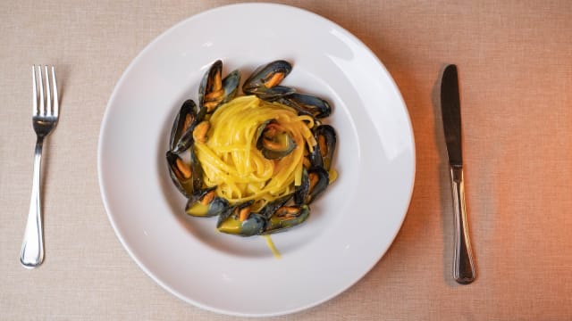 Linguine con cozze, zafferano e scorza di limone - Da Pippo Lupo di Mare, Giardini Naxos