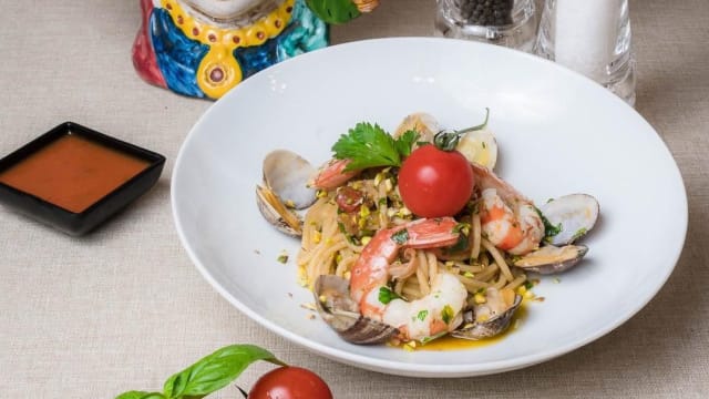 Spaghetti con gamberoni, vongole e pistacchio - Da Pippo Lupo di Mare, Giardini Naxos